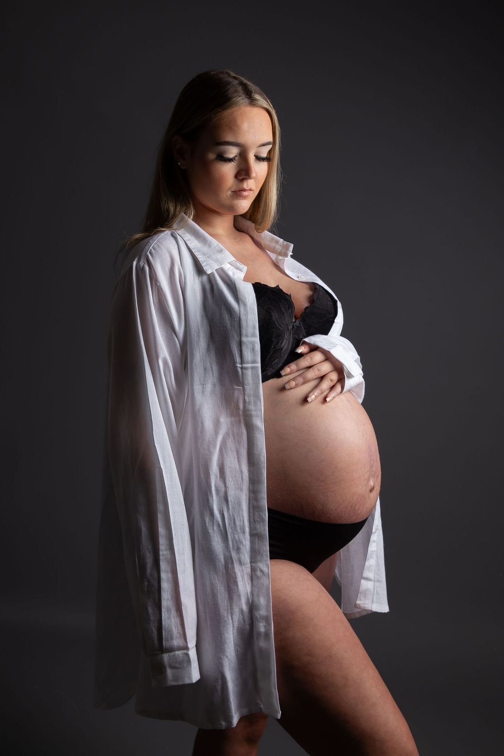 pregnant lady holding bump