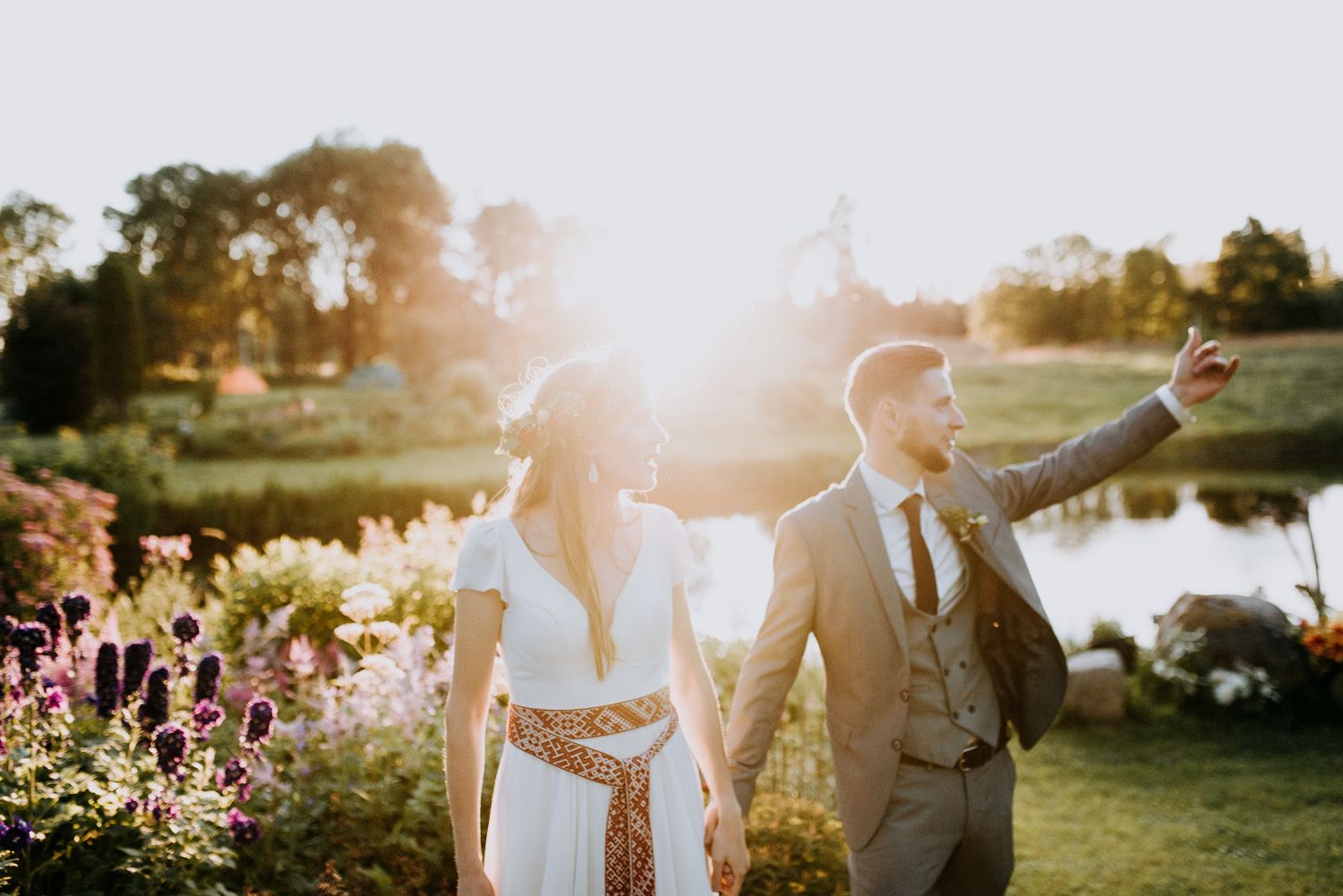 Jaunais pāris saulrietā kāzu fotosesija