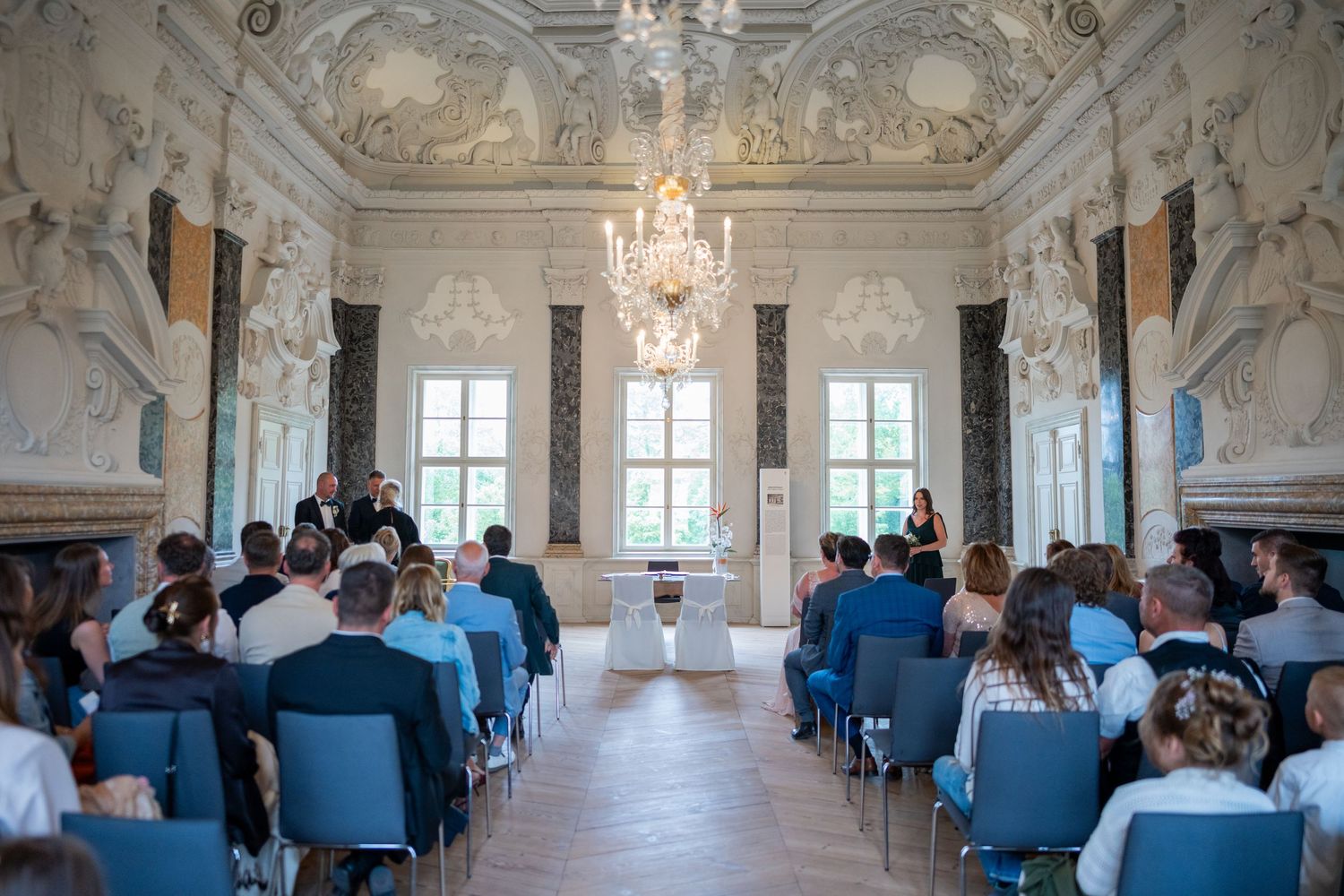 Rückansicht Trausaal mit sitzenden Gästen, Blick zum Brautpaar, Schloss Mirow