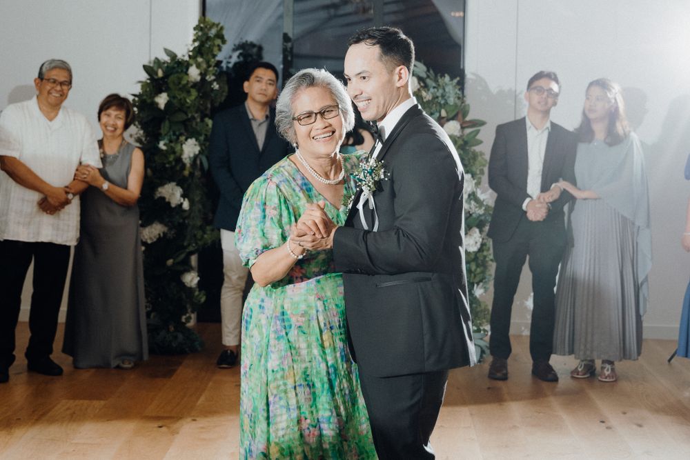 An emotional dance moment between the groom and his mom captured by Apertured Media Auckland Wedding Photographer.