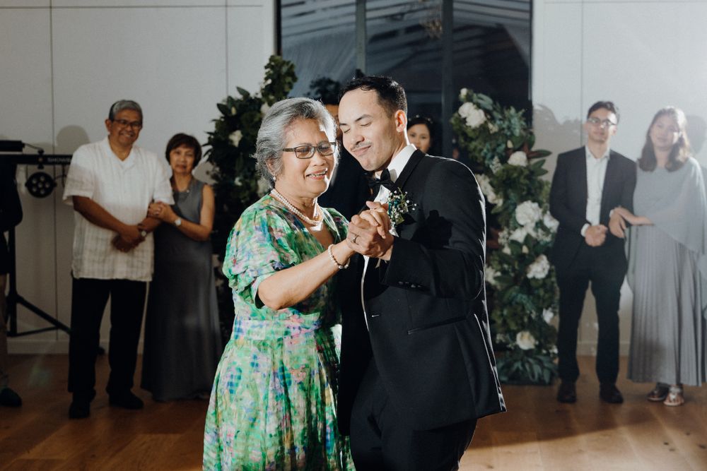 A touching dance moment between the groom and his mom captured by Apertured Media Auckland Wedding Photographer.