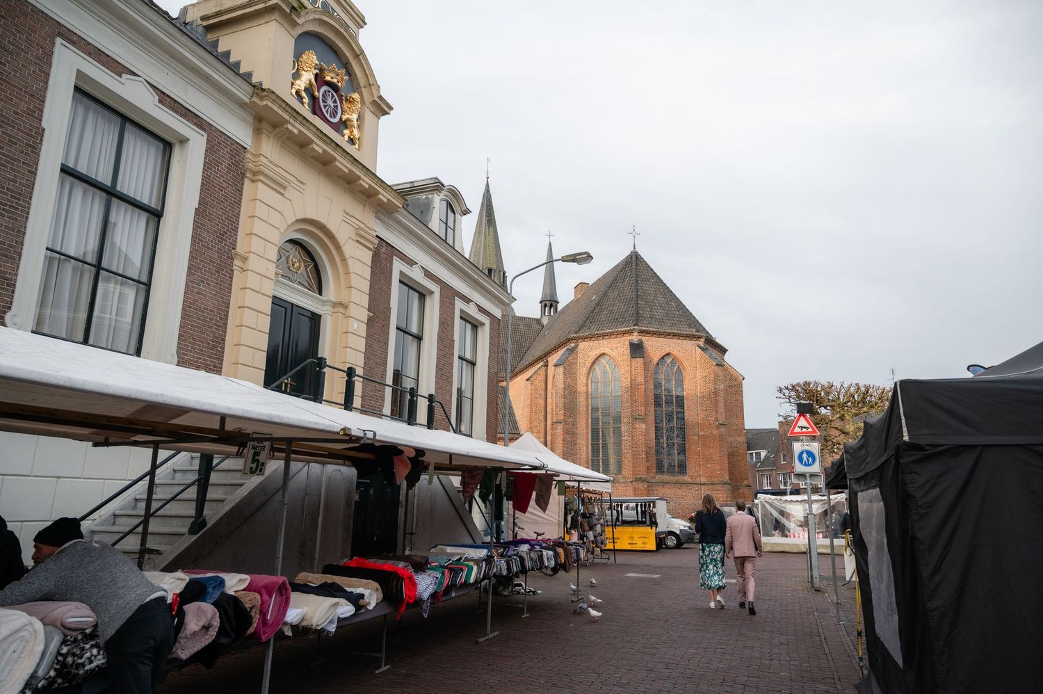Bruidspaar bij gemeentehuis Wageningen voor trouwceremonie - Elles Yanna Photography