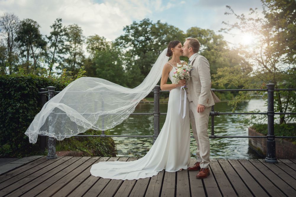 Hochzeitsfotograf Berlin Brautpaar Shooting während der Schleier der Braut im Wind tanzt.