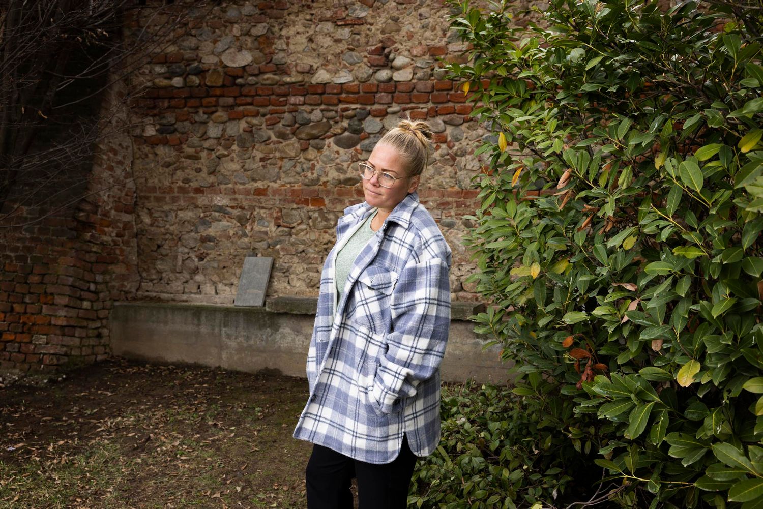 Fotograf Anne Rakel Haaland med rutete skjorte i Lyngdal