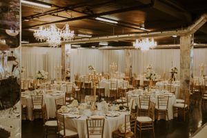 Décor grandiose pour un mariage élegant dans le garage à la Plaza rive-sud