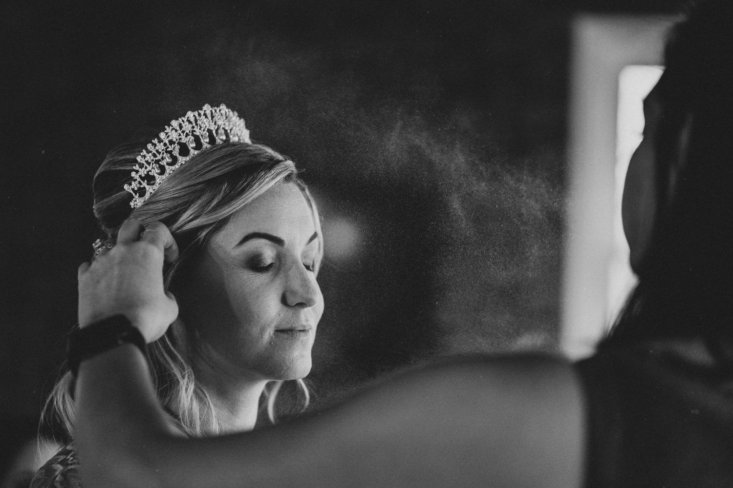 la mariée portant une couronne alors que son maquillage se termine la journée de son elopement au quebec, canada