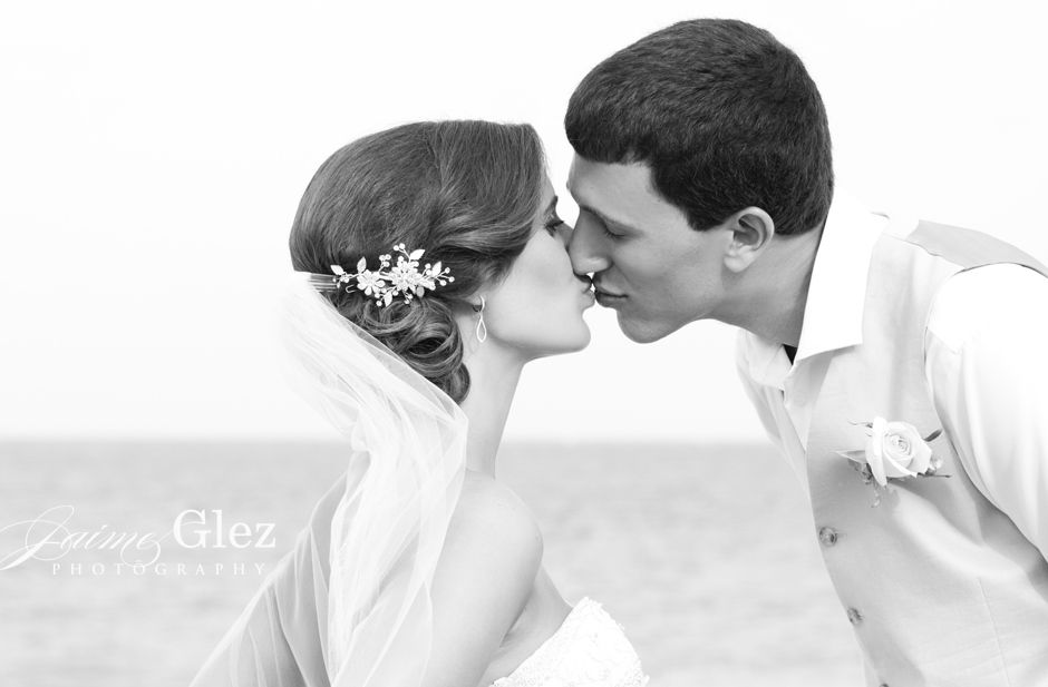 Bride and groom at the Moon Palace resort