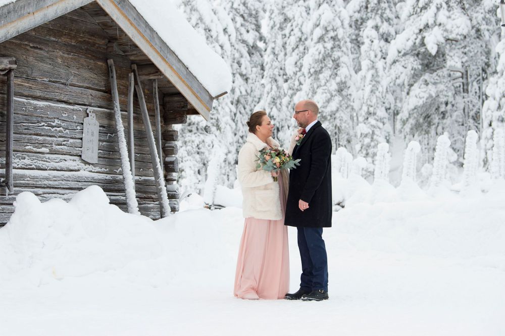 Brud i rosa klänning i vinterlandskap