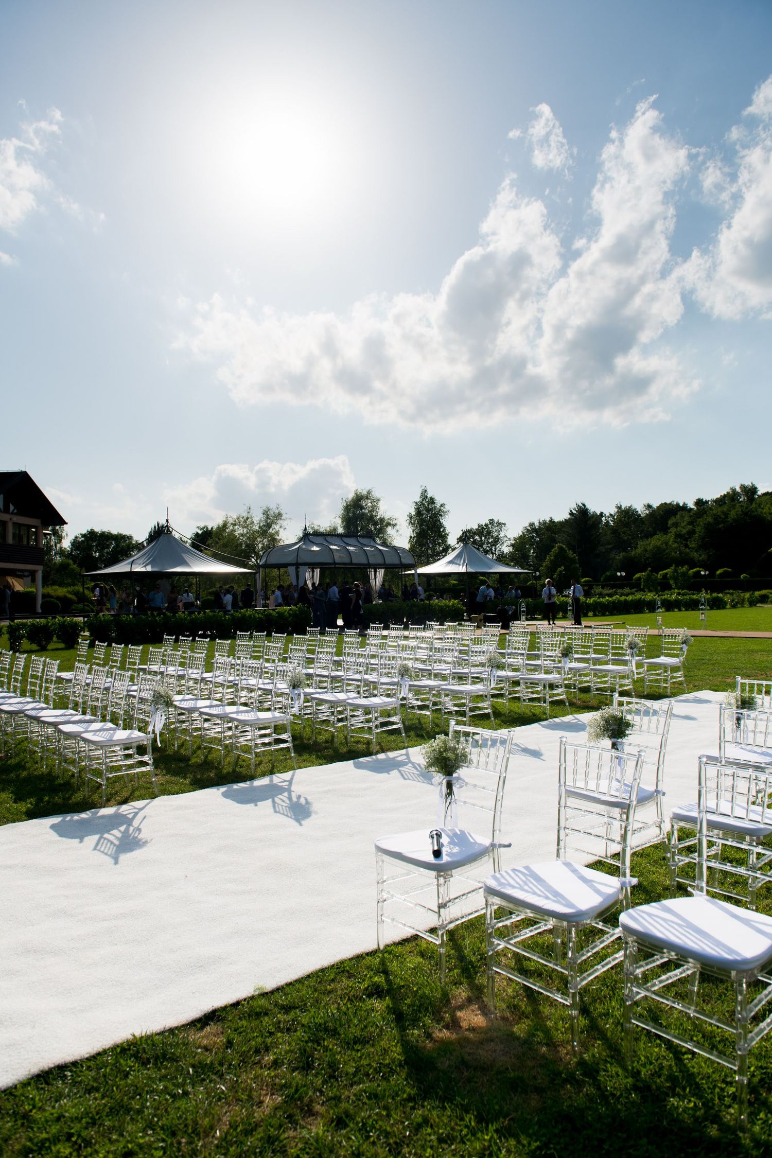Ceremonija civilnog vjenčanja na otvorenom u konjičkom klubu Trajbar