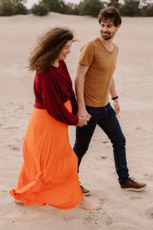 Stel wandelt door Soesterduinen tijdens fotoshoot