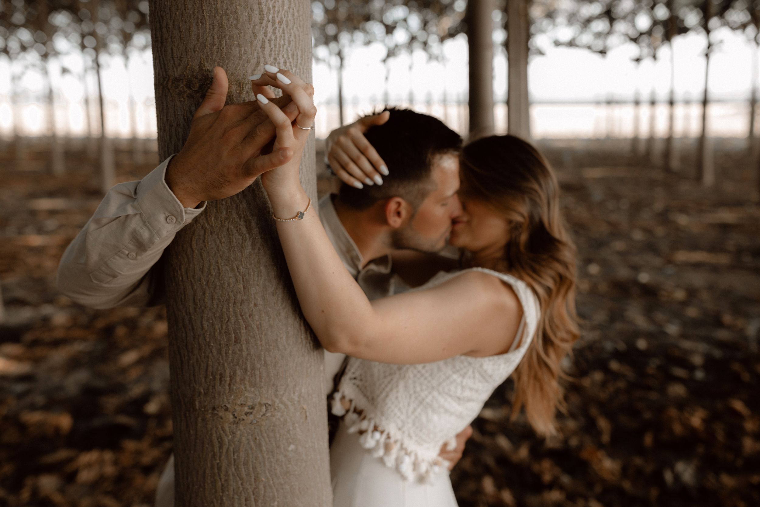 Puglia - couple - prematrimoniale - sessione di coppia - natura - bosco - piantagione di Paulonia - wedding photographer