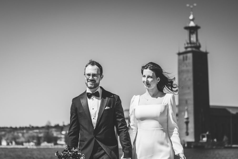 Bröllopsfotograf Stockholm. Bröllopspar. Bröllopsporträtt vid Stadshuset.
