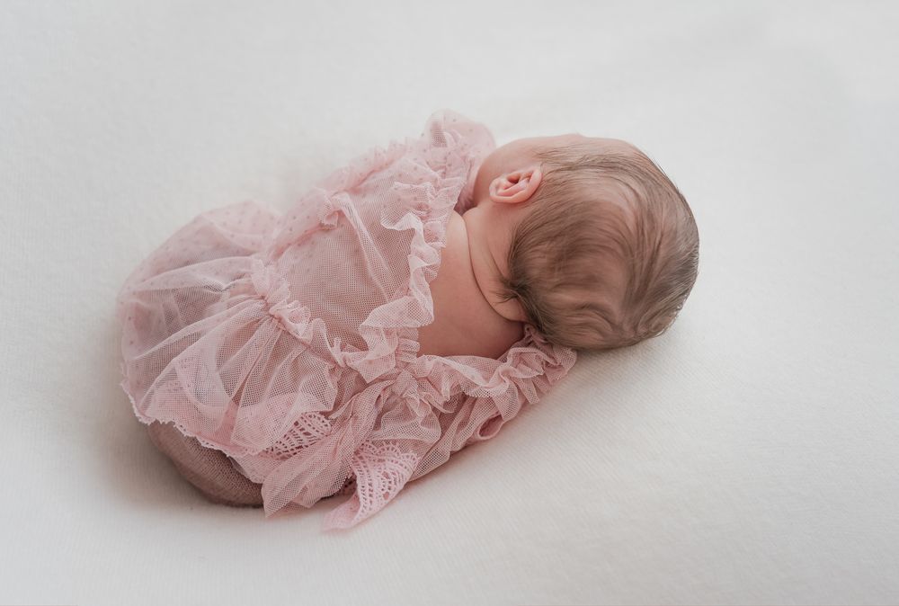 Klein newborn meisje. Puur en rustig slapen. Natuurlijk licht.