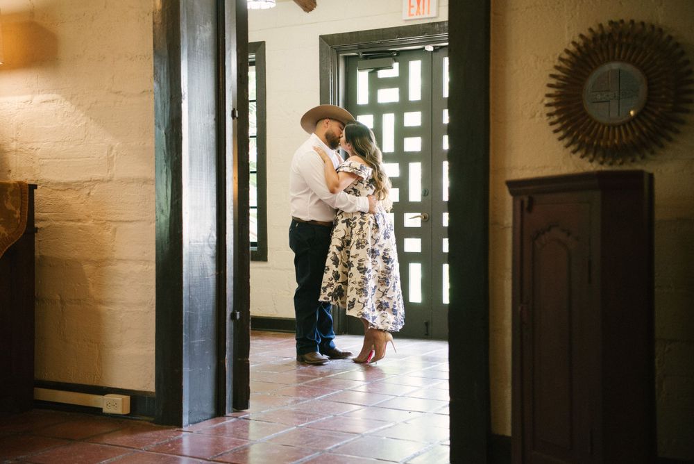 Beautiful couple kissing in McAllen in quinta mazatlan. wedding photographer