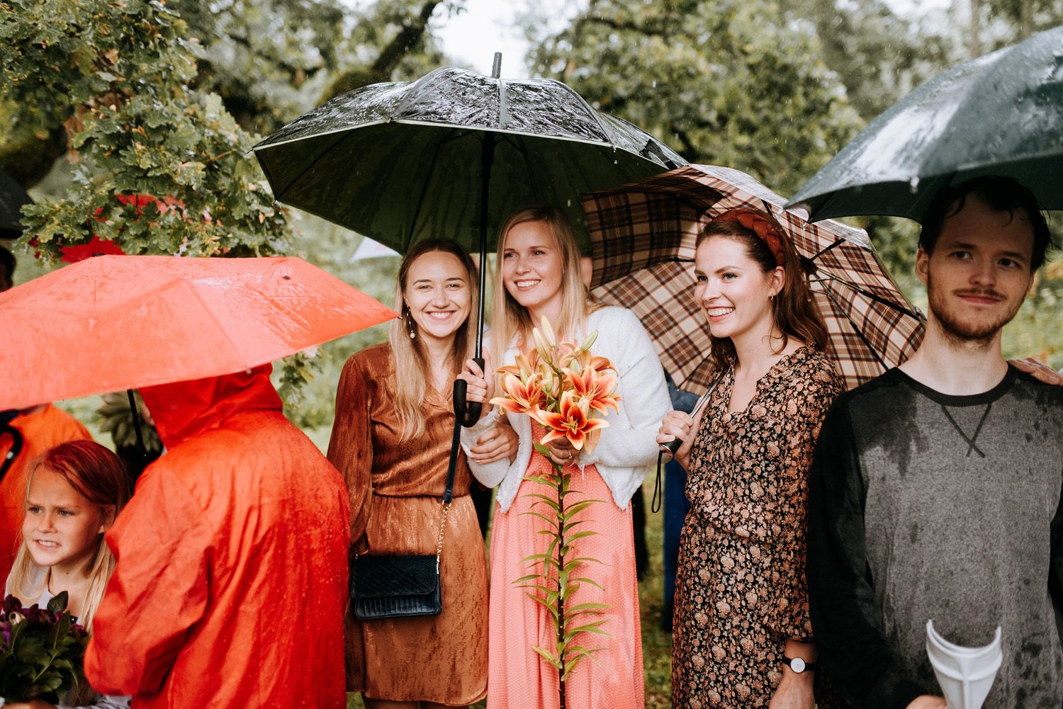 Kāzu fotogrāfs kāzas Cēsīs Ungurmuižā jautras kāzas