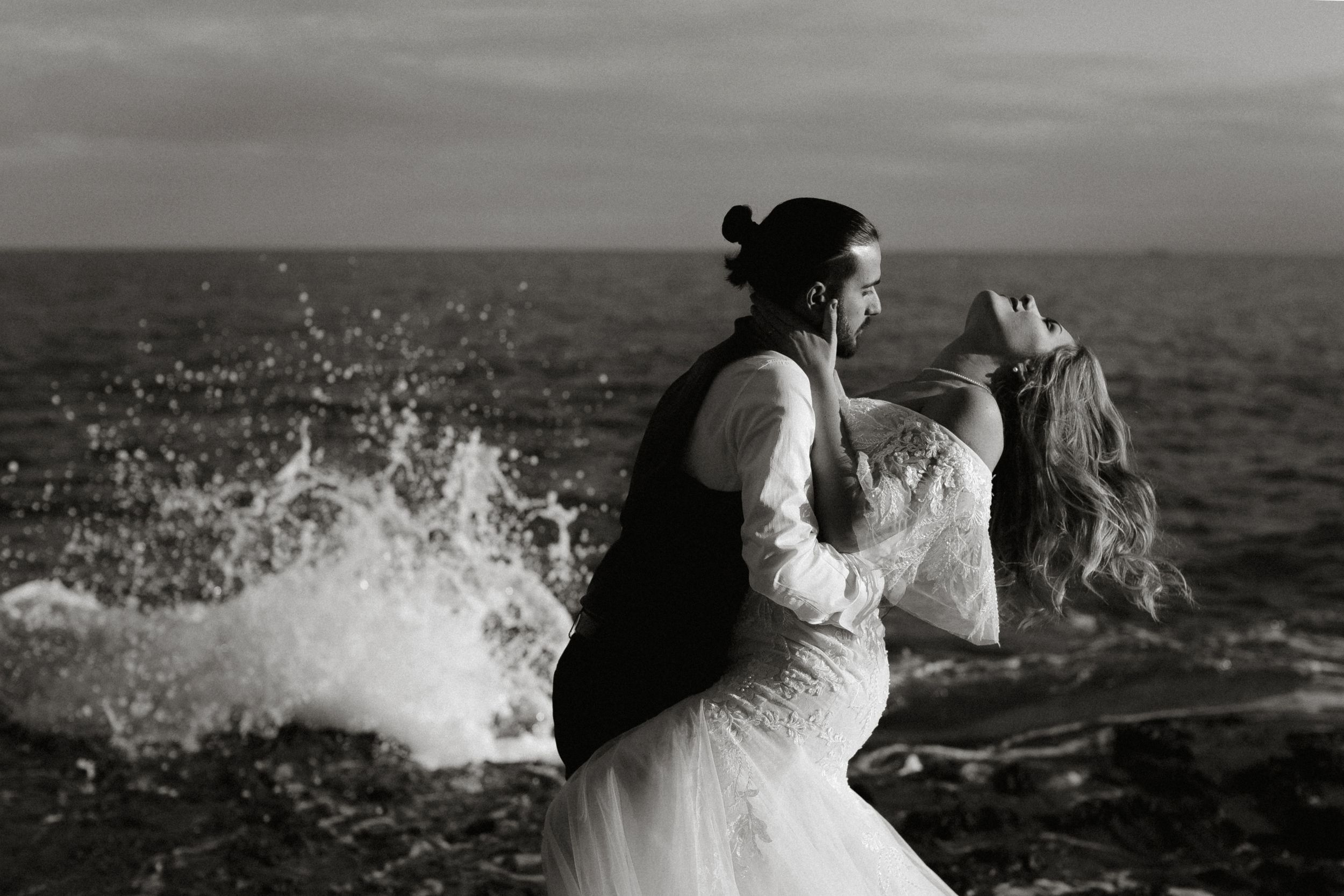 Puglia - couple - prematrimoniale - sessione di coppia - natura - mare - spiaggia- wedding photographer - matrimonio