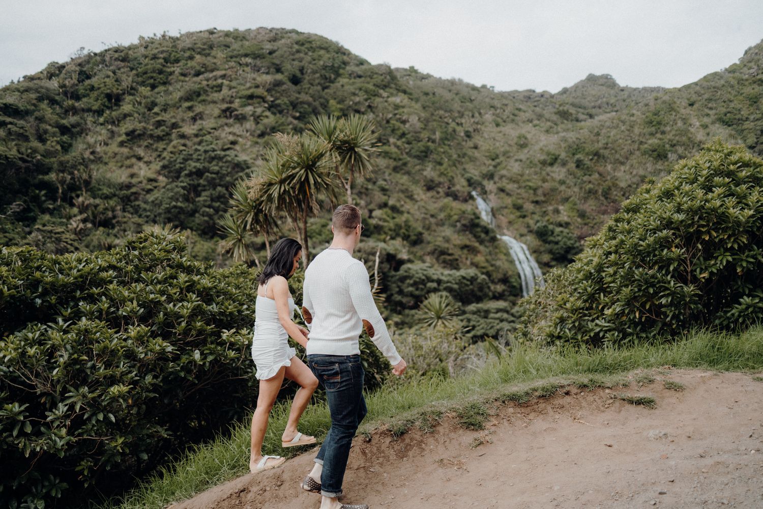 A couple to Karekare falls for their post-wedding photoshoot with Apertured Media-Auckland Wedding Photographer.