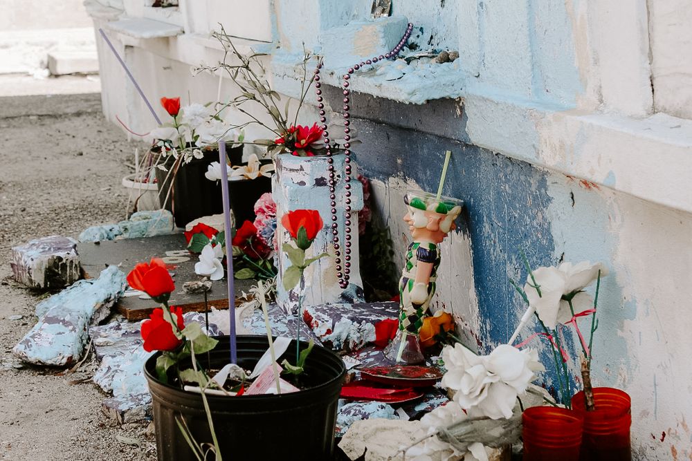 gifts let in St. Louis Cemetery for the deceased
