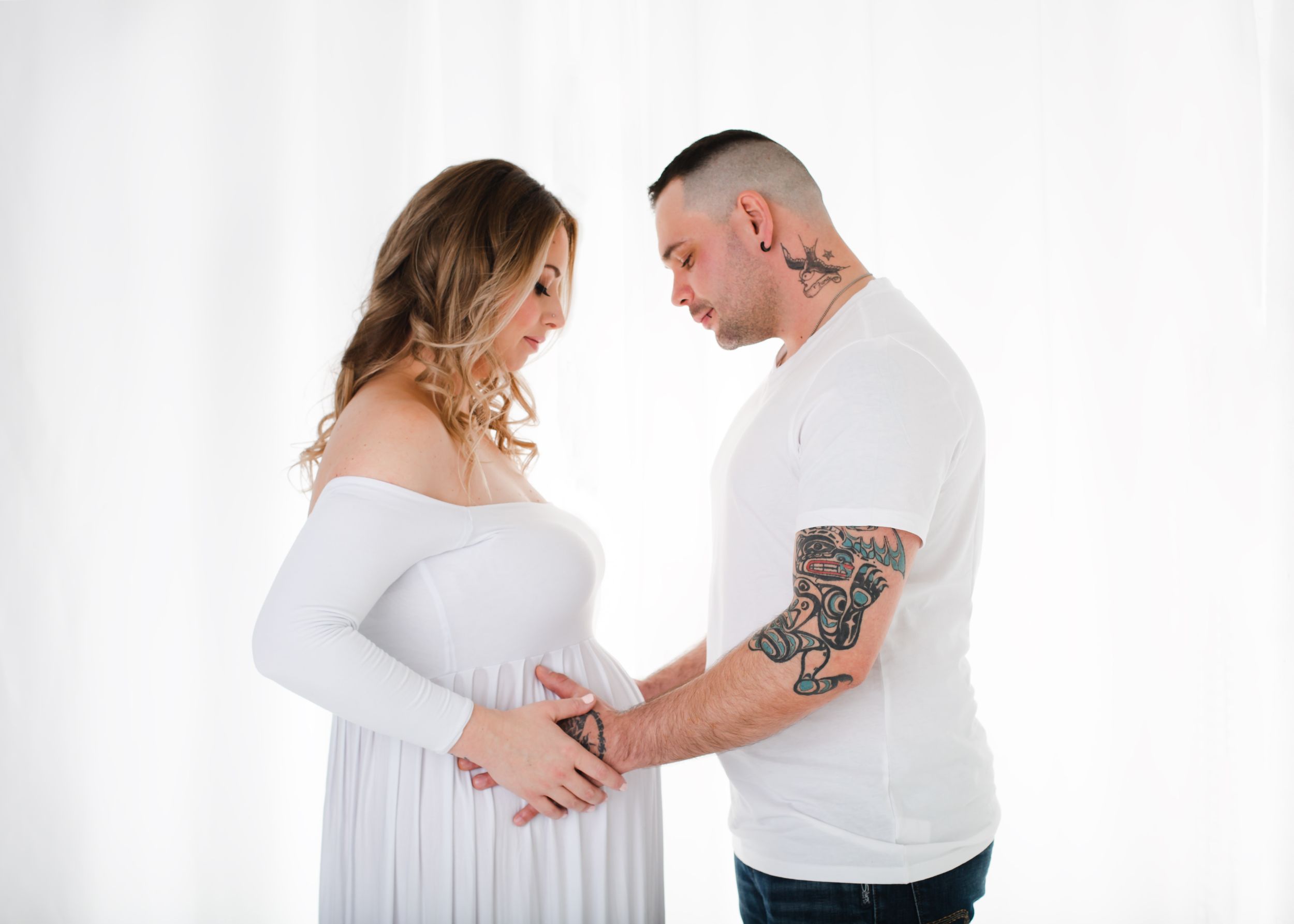 Dad with hands on expectant moms baby bump - newborn photoshoot in penticton bc