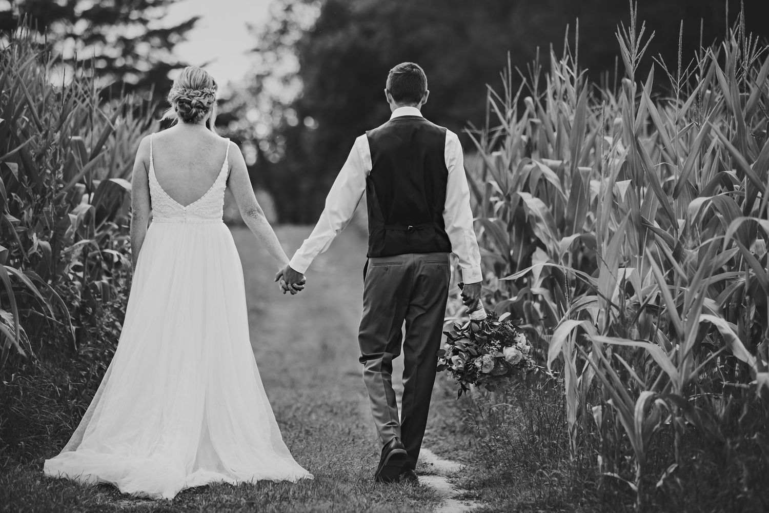 Charming rustic backyard wedding in Mount Brydges Ontario by London photographer Shawn Van Daele
