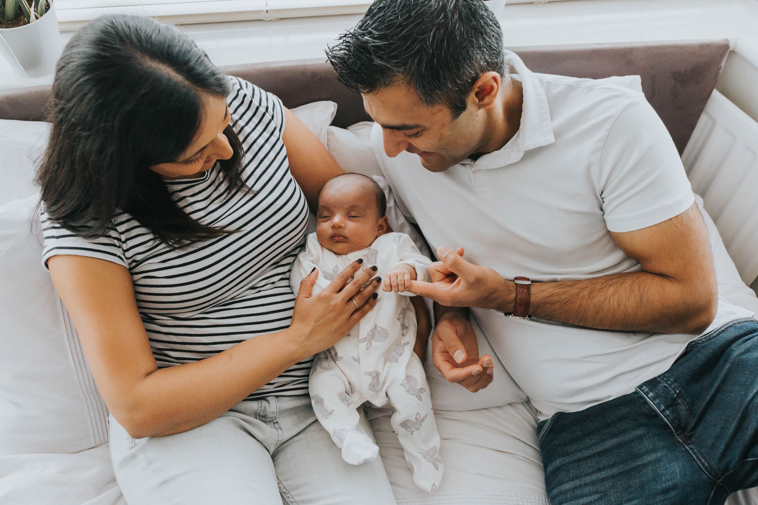 parents with 6 week old baby girl in bed