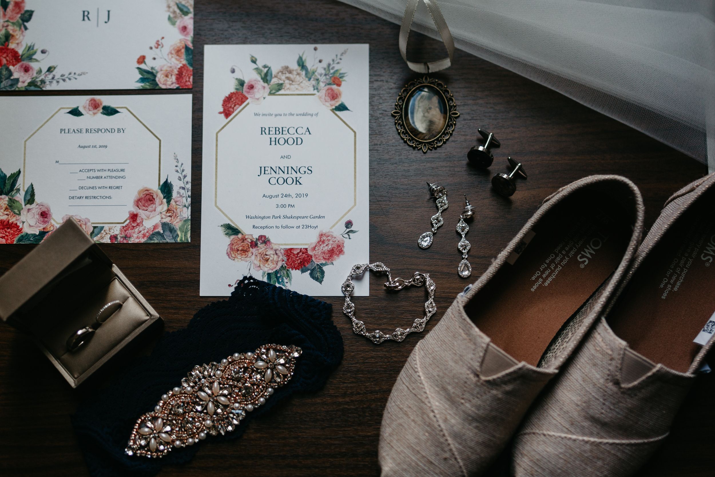 moody wedding details, Oregon wedding ideas, moody, wedding, Oregon, Portland, floral, diamonds