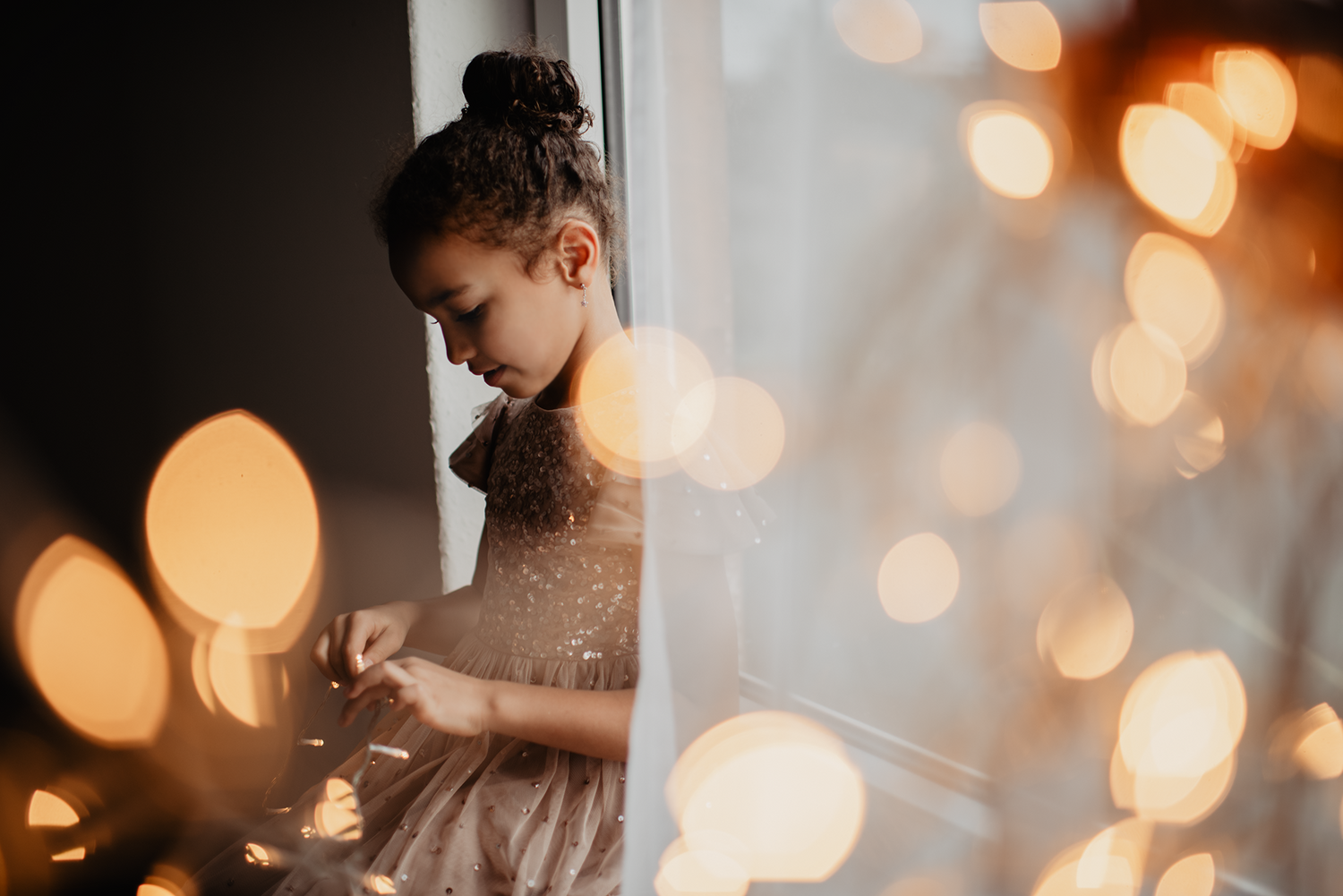 Mädchen mit Lichterkette, Bokeh