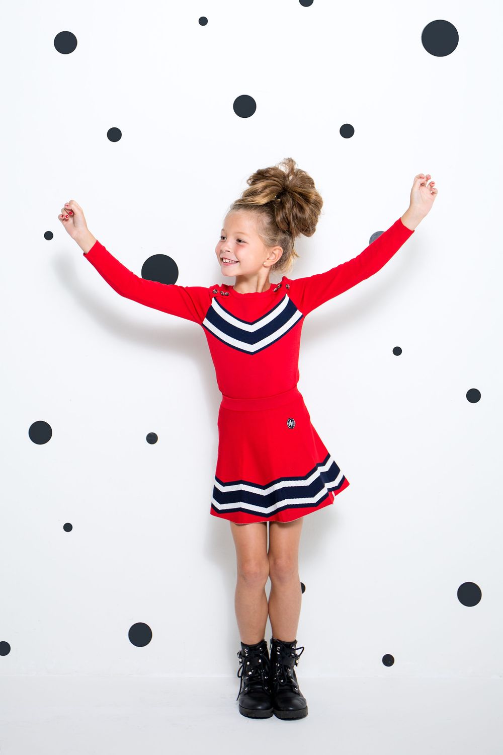 Meisje met rode jurk in de fotostudio