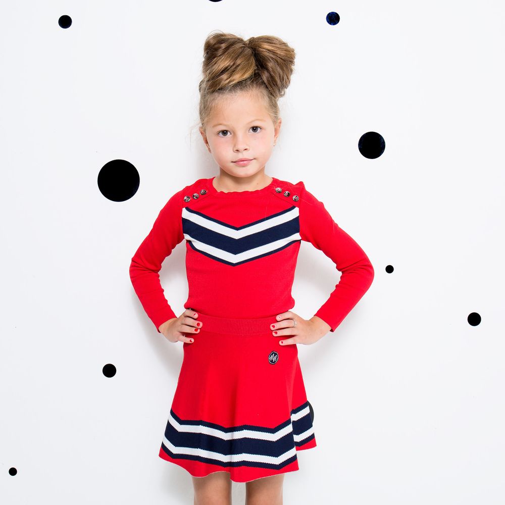 Meisje met rode jurk in de fotostudio