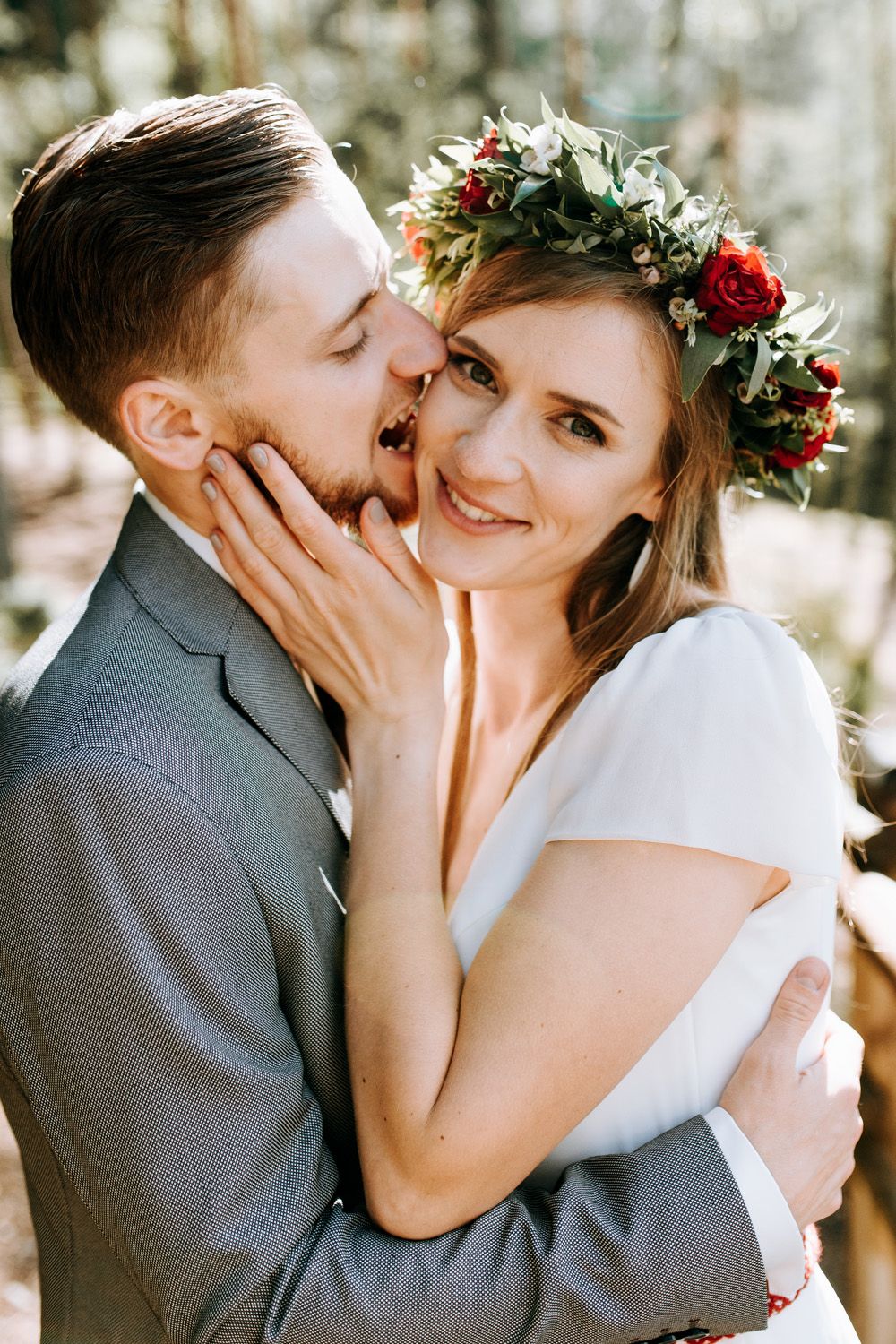 Jautras kāzu fotogrāfijas kāzu fotosesija jaunais pāris