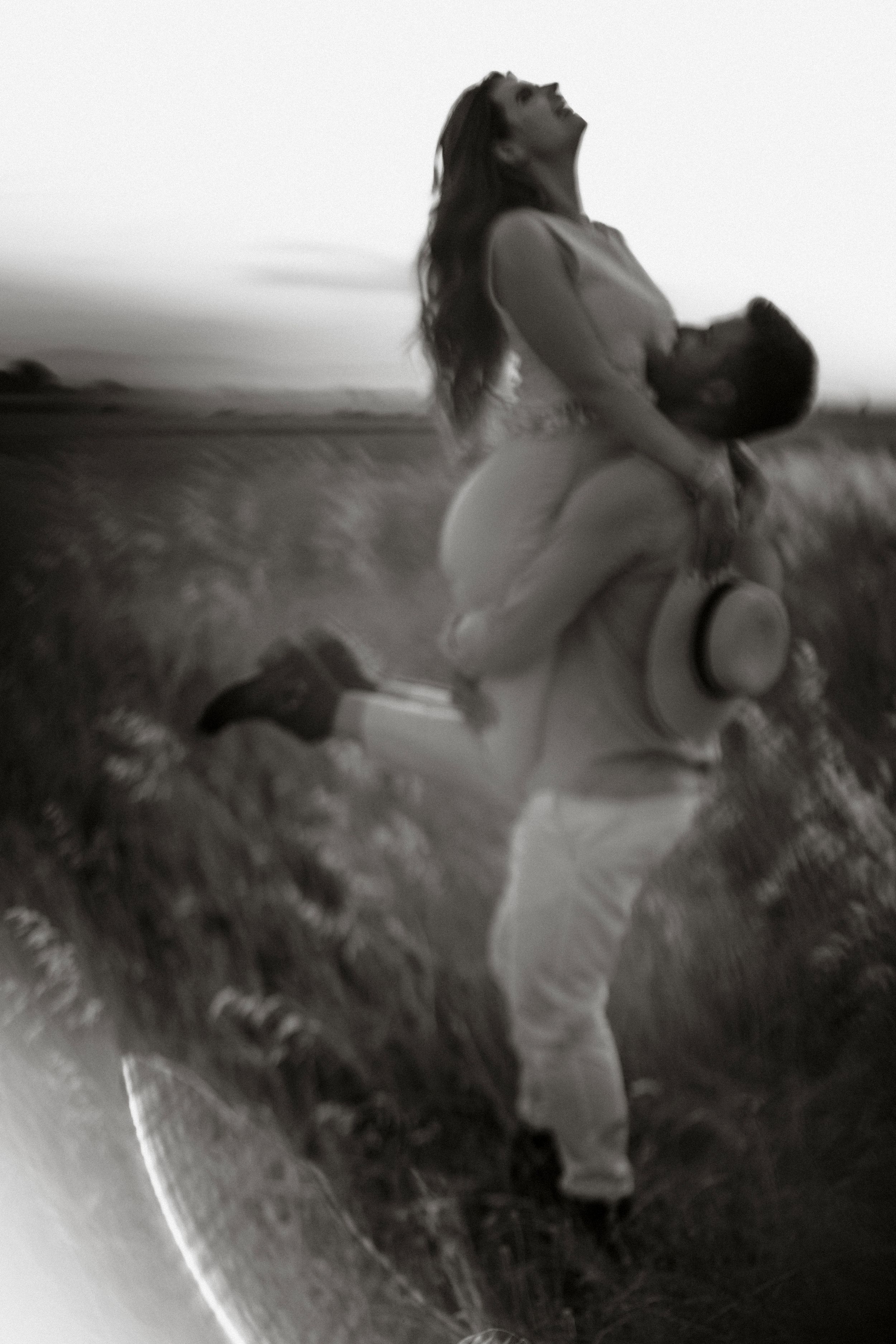 Puglia - couple - prematrimoniale - sessione di coppia - natura - bosco - piantagione di Paulonia - wedding photographer