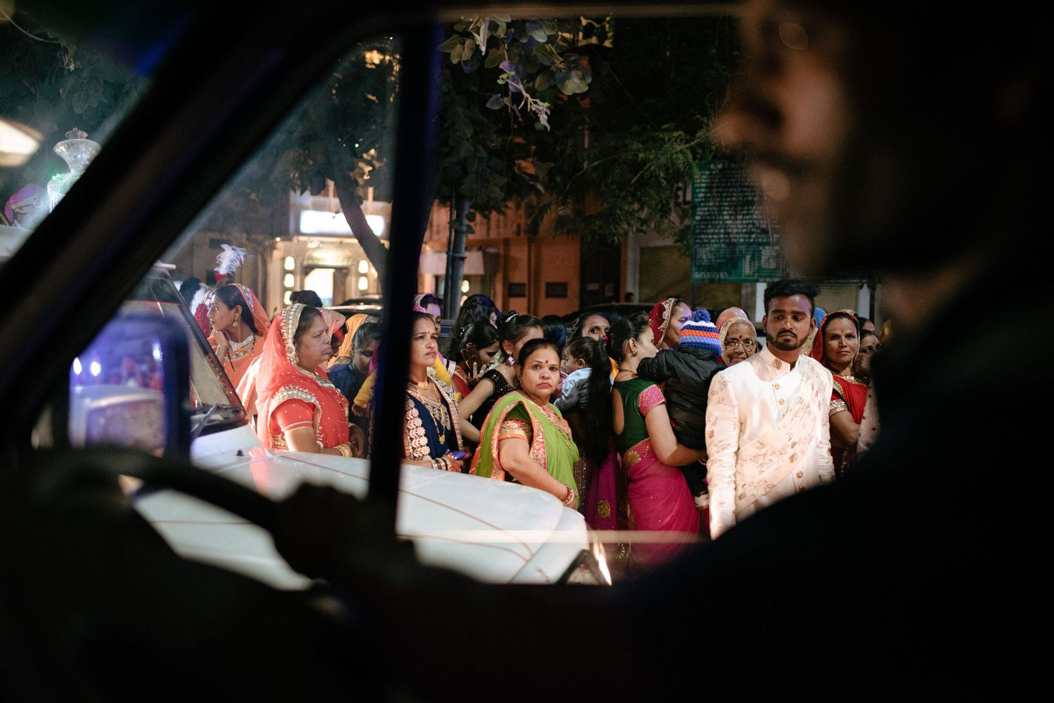 Crowd looking into taxi, Udaipur India.