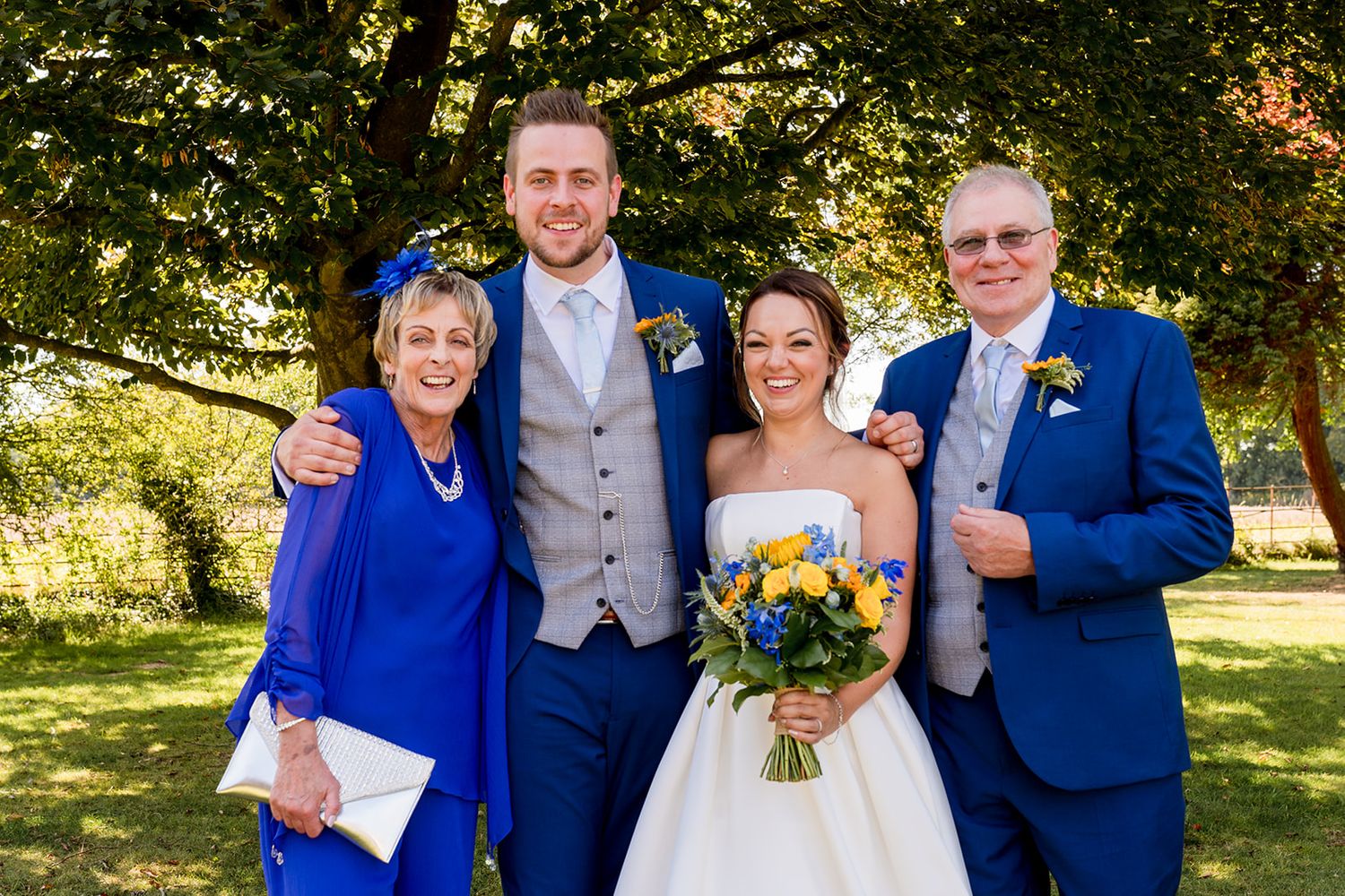 fun family photos at weddings