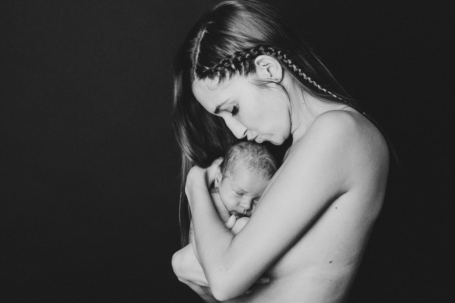 Photographe maternité en studio à Bordeaux et prignac et marcamps à 5min de st andré de cubzac. séance naissance en studio allaitement