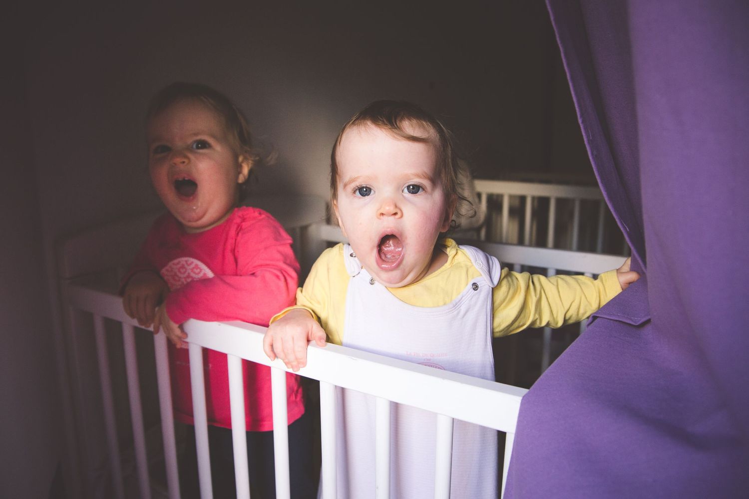 Bébés dans un berceau qui baillent