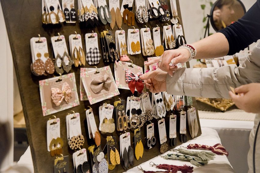 Pinology Puyallup ELM Earrings and Hair accessories Booth customers picking out items