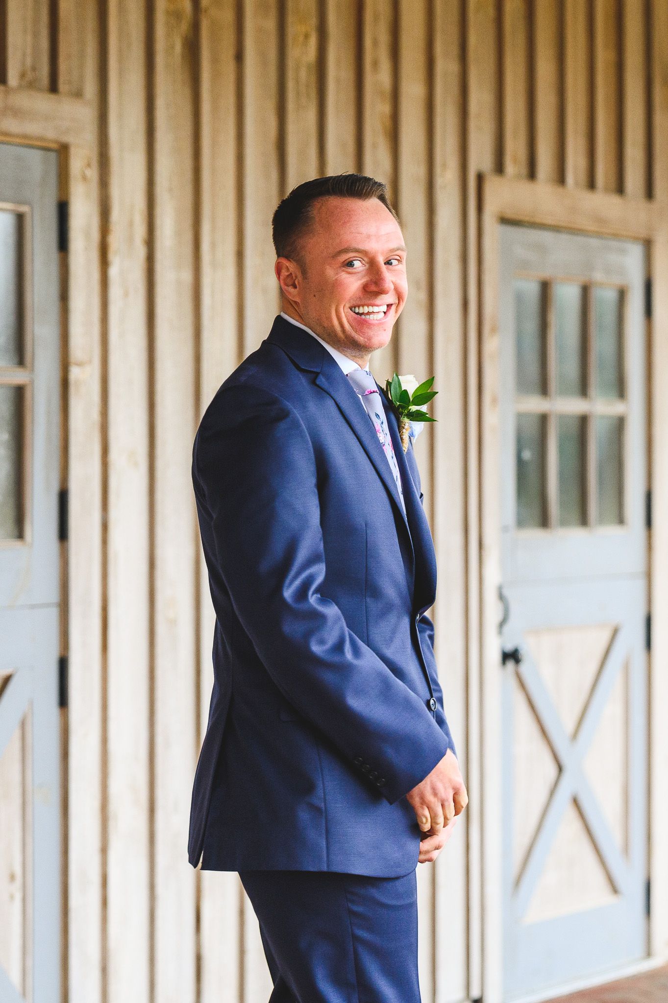 groom turning around during first look