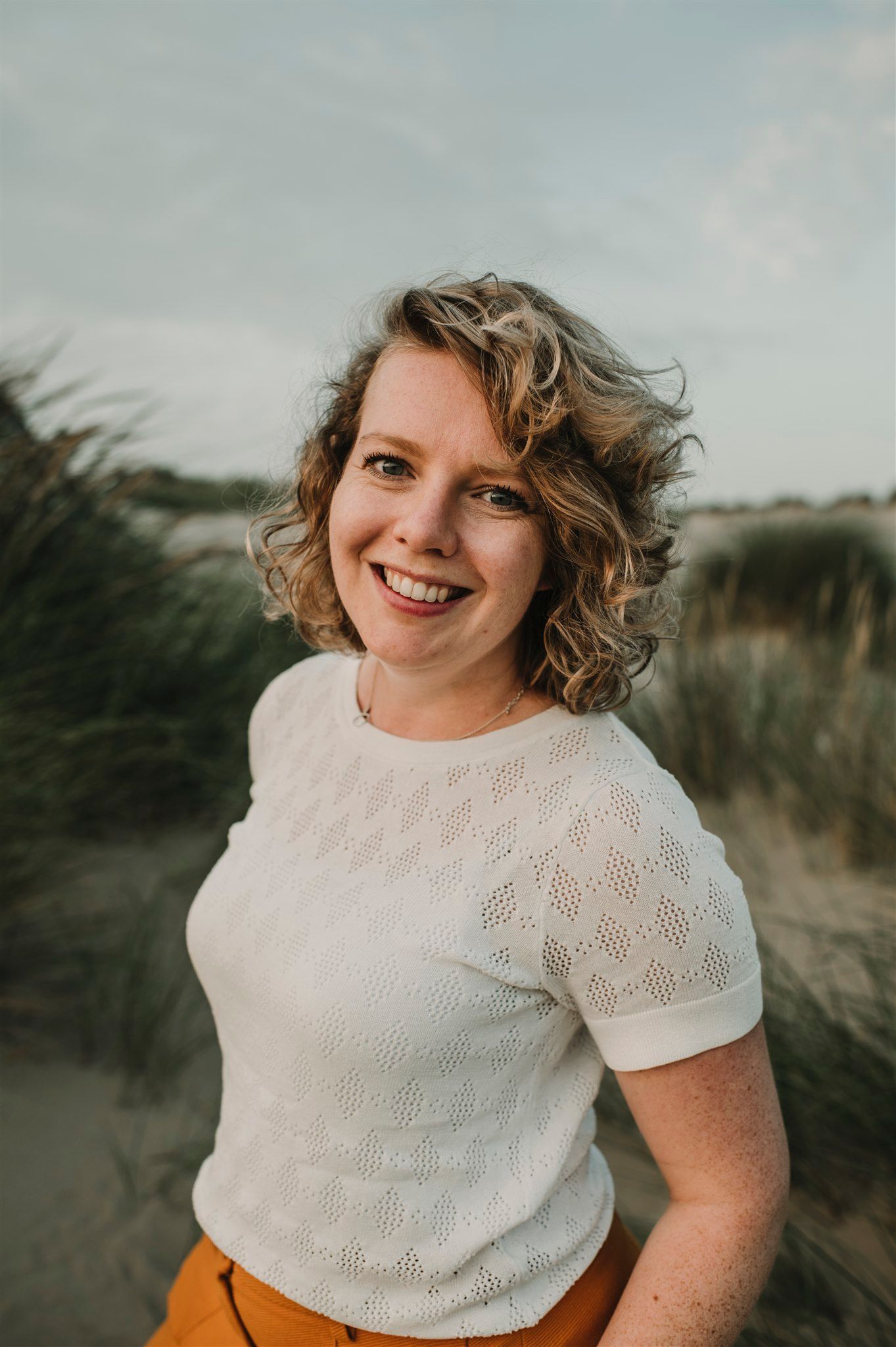 Fotograaf Merel tijdens personal branding fotoshoot in duinen Den Haag