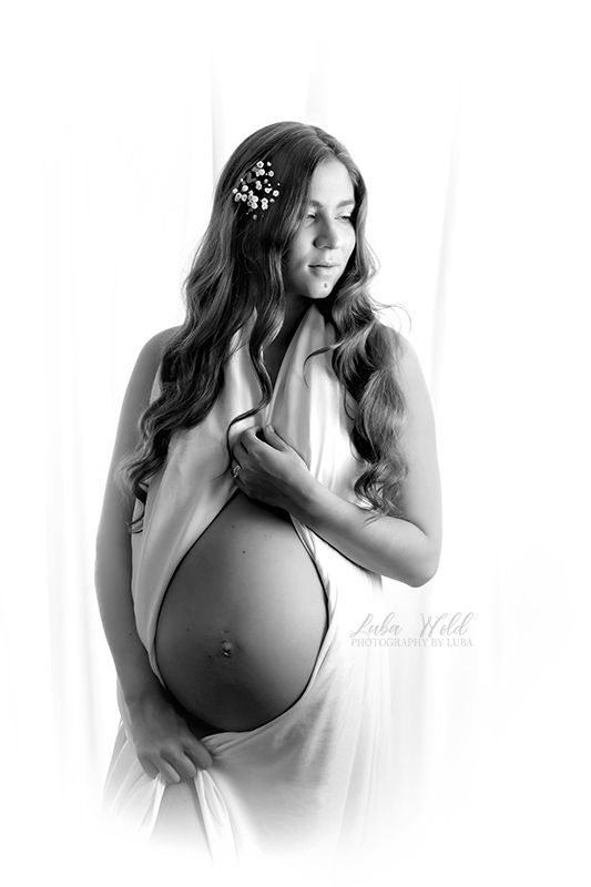 maternity pregnancy woman in black and white on light background photographer luba wold coeur dalene