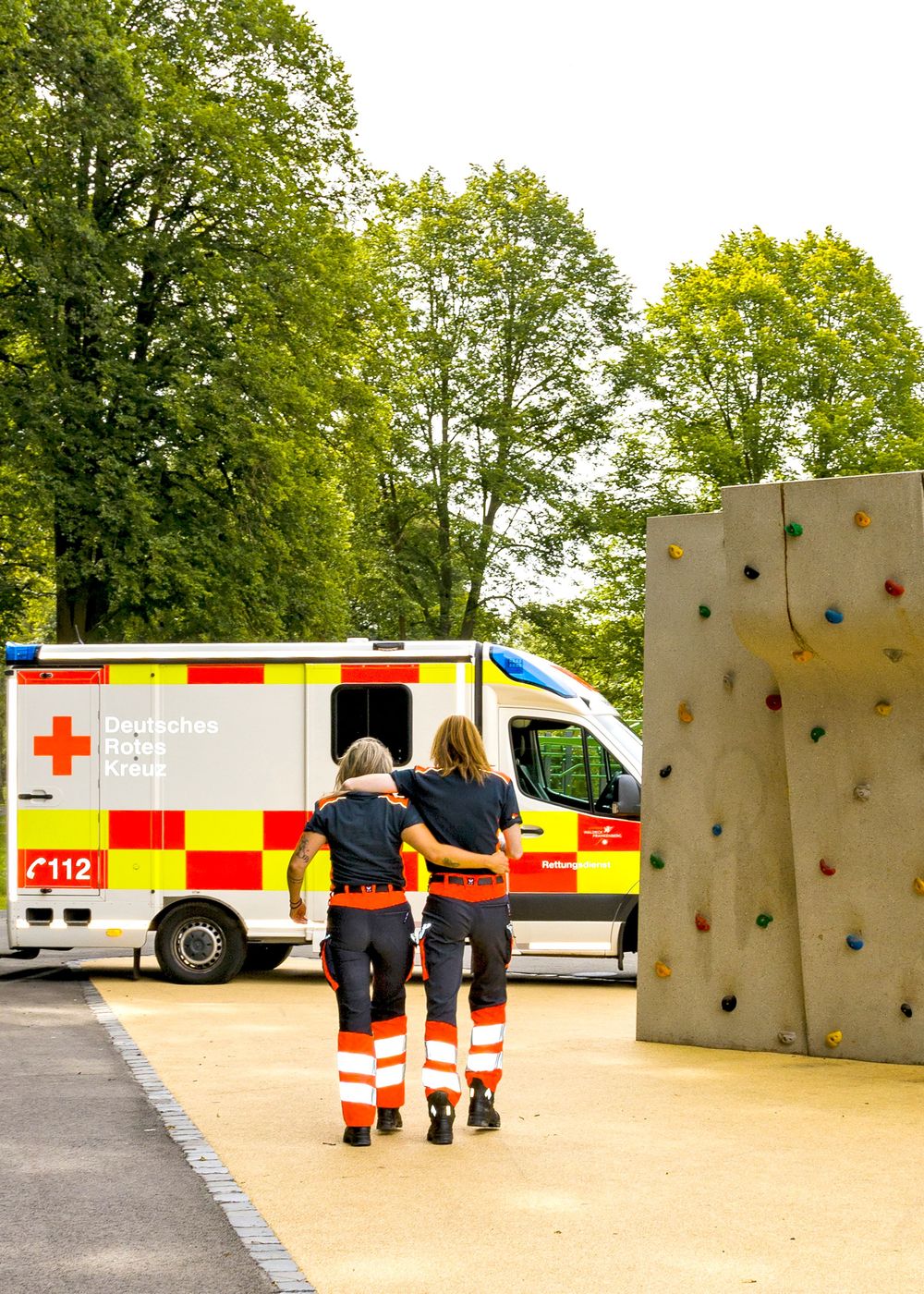 Best Einsatzbuddies Einsatzkräfte des Deutschen Roten Kreuzes auf dem Weg zum Einsatzfahrzeug an der neuen Skateranlage in Bad Arolsen