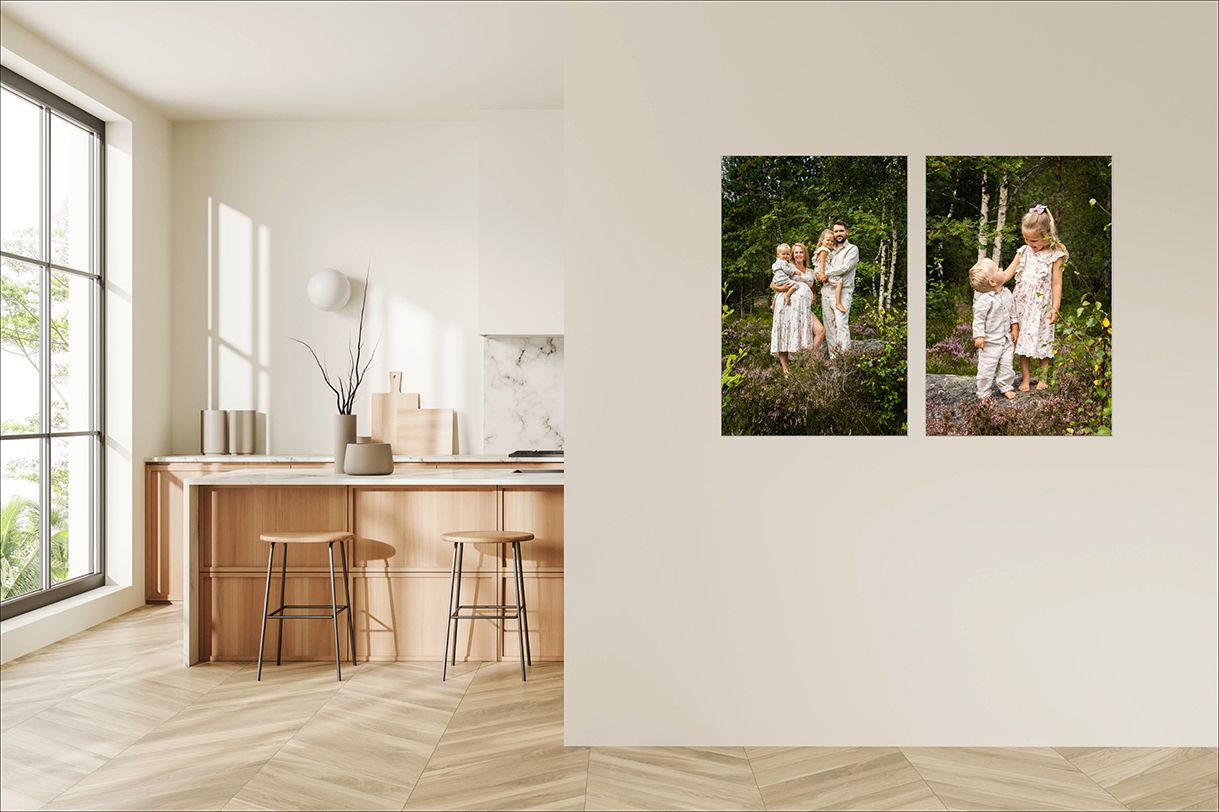 Moderne kjøkken i skandinavisk stil med to stilige bilder fra en gravidfotografering i naturen i Lyngdal på veggen