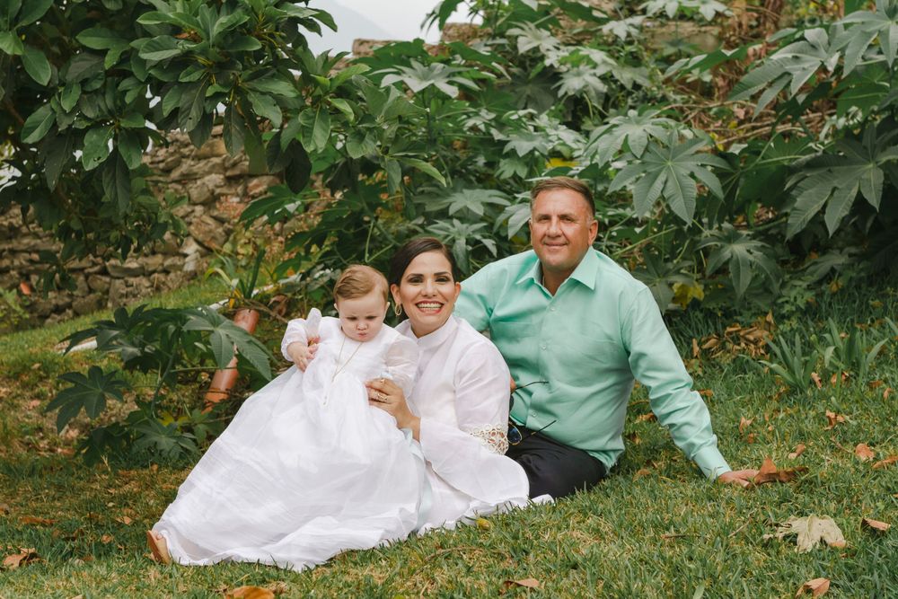 amily open shot against stunning backdrop by NYC family photographer Paula Ortiz.