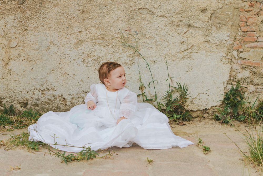 Boy on ground with greenery in the back by NYC family photographer Paula Ortiz.
