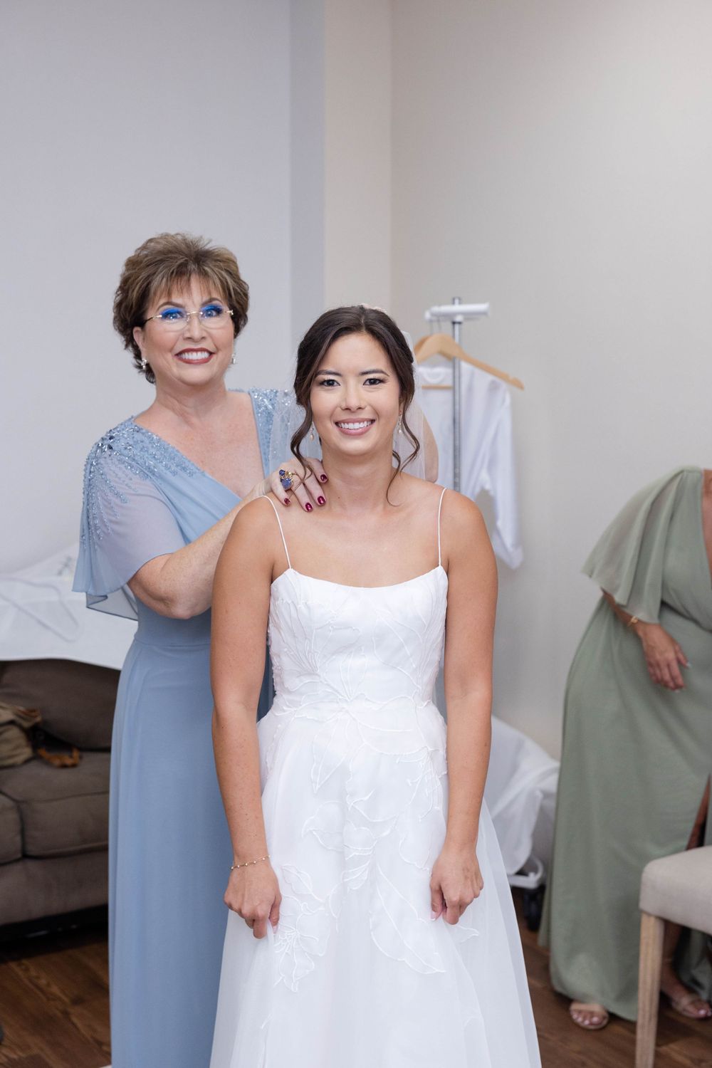 Mother of the Bride getting Bride Dressed Lakeside Pavilion Chico, California, northern california wedding photographer