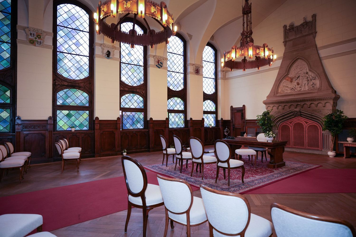 Seitenansicht Trausaal, dekorative Fenster, rote Teppiche, edle Stühle