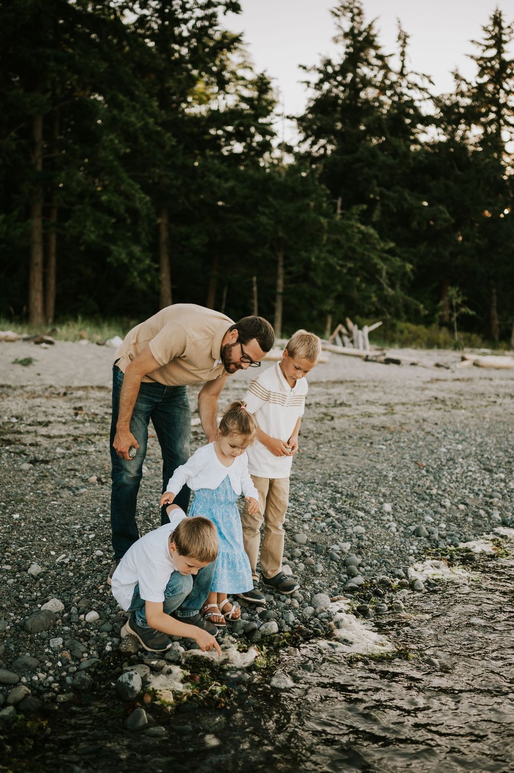 Comox Valley family photographer candid photo of kids playing on beach Kye Bay Portraits taken by photographer Soulfull Photographs