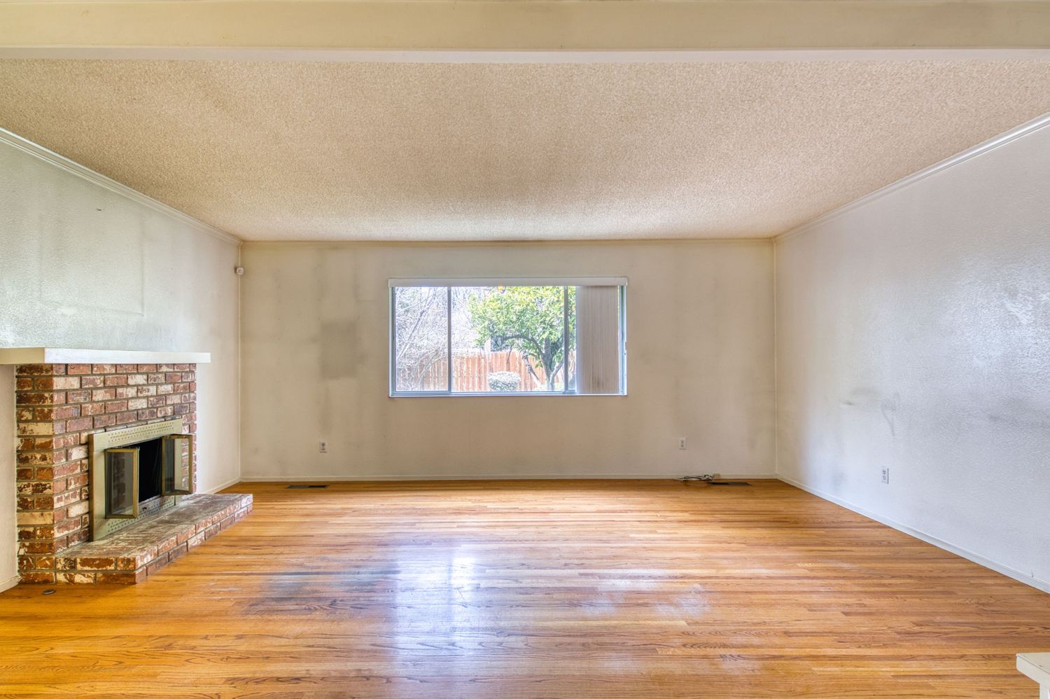 Livingroom before virtual staging