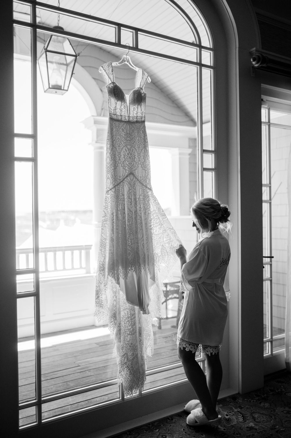 Ocean Course Kiawah wedding photos from a top Charleston wedding photographer. See more timeless and candid wedding photos Lowndes Grove