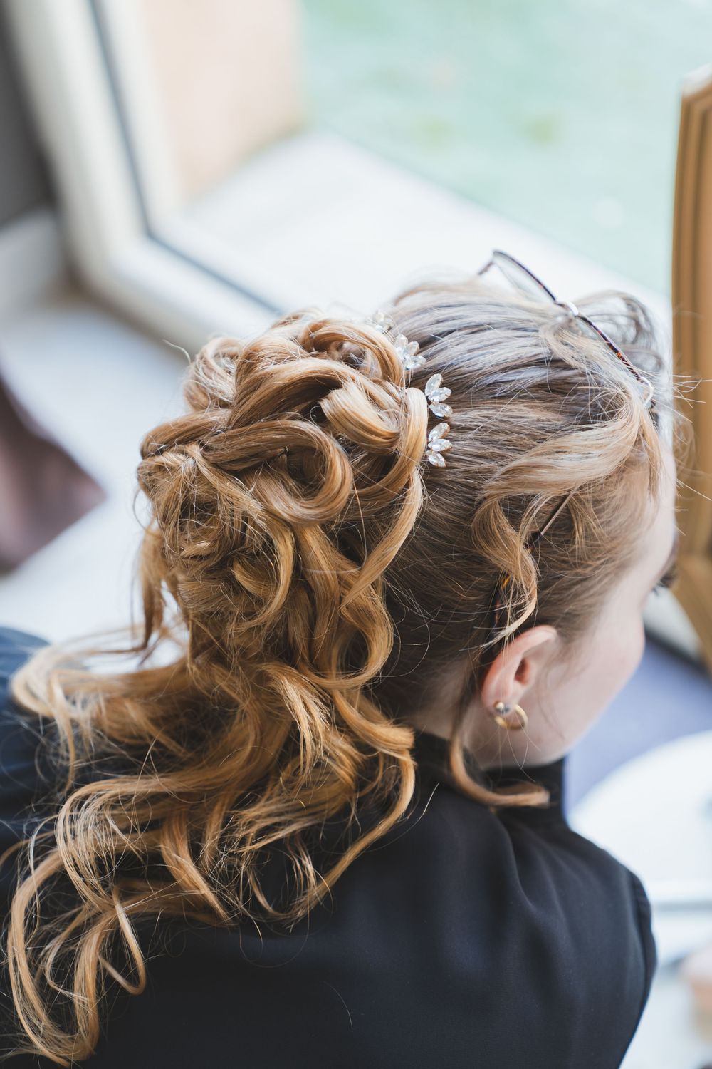 Préparatif coiffure d'un Mariage queer, lesbien en Bretagne - Pays de Loire