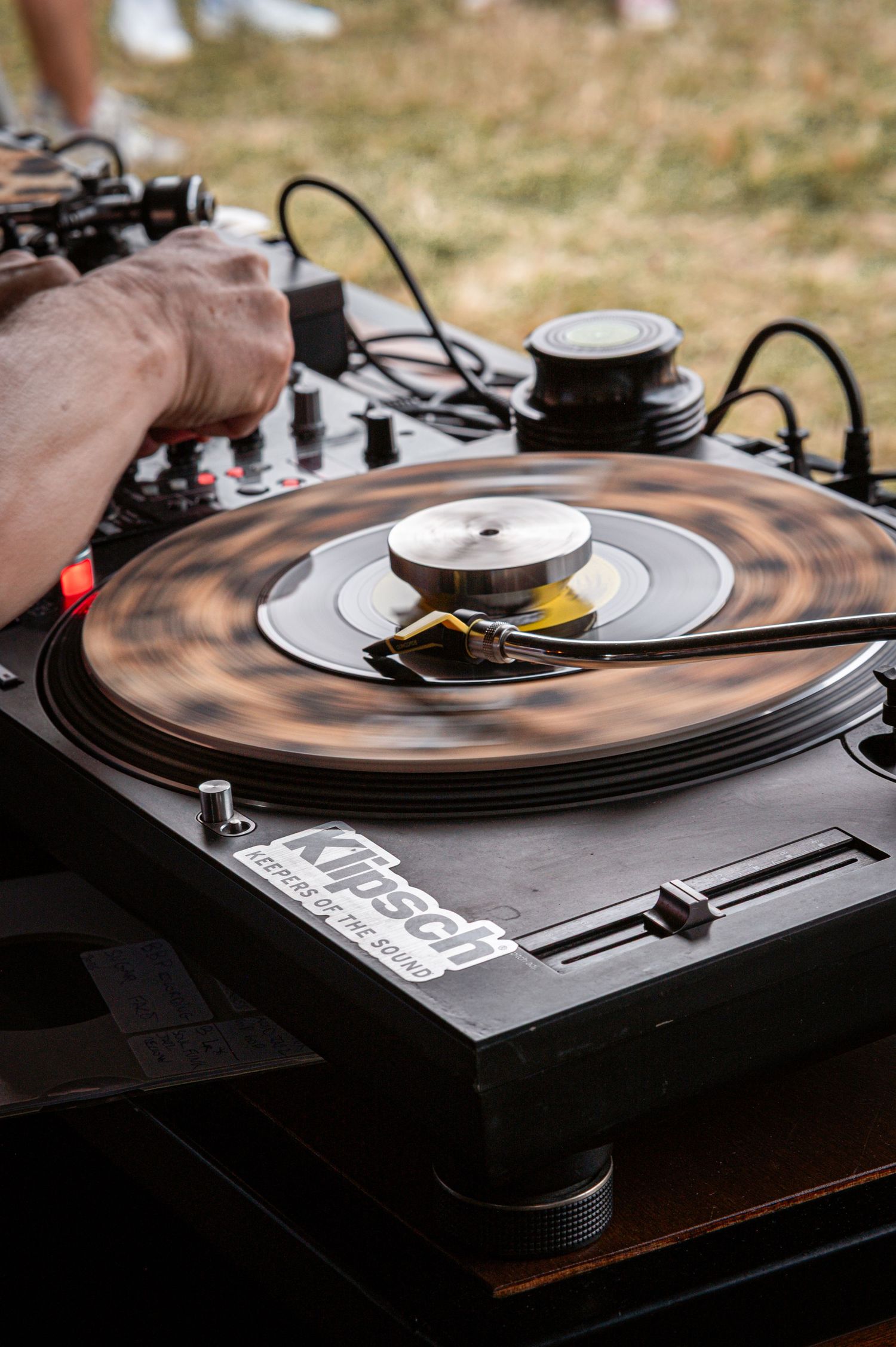 Le DJ de Klipsch sur le Stad Harley-Davidson au Wheels & Waves de Biarritz